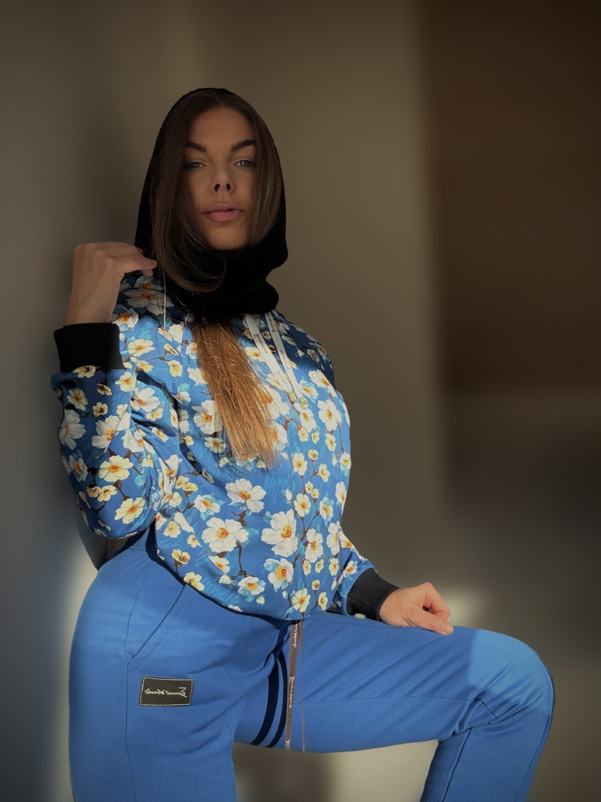 Kobieta w bluzie UME Bloom Sensual Woman – z czarnym kominem i niebieskimi spodniami, modna stylizacja Denmark