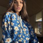 Bluza bawełniana UME Bloom z kapturem Sensual Woman – kobieca stylizacja, kwiatowy wzór, niebieska kolekcja Denmark