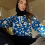 Bluza bawełniana UME Bloom niebieska w kwiaty śliwy japońskiej – stylizacja z czarnymi spodniami, Sensual Woman Denmark