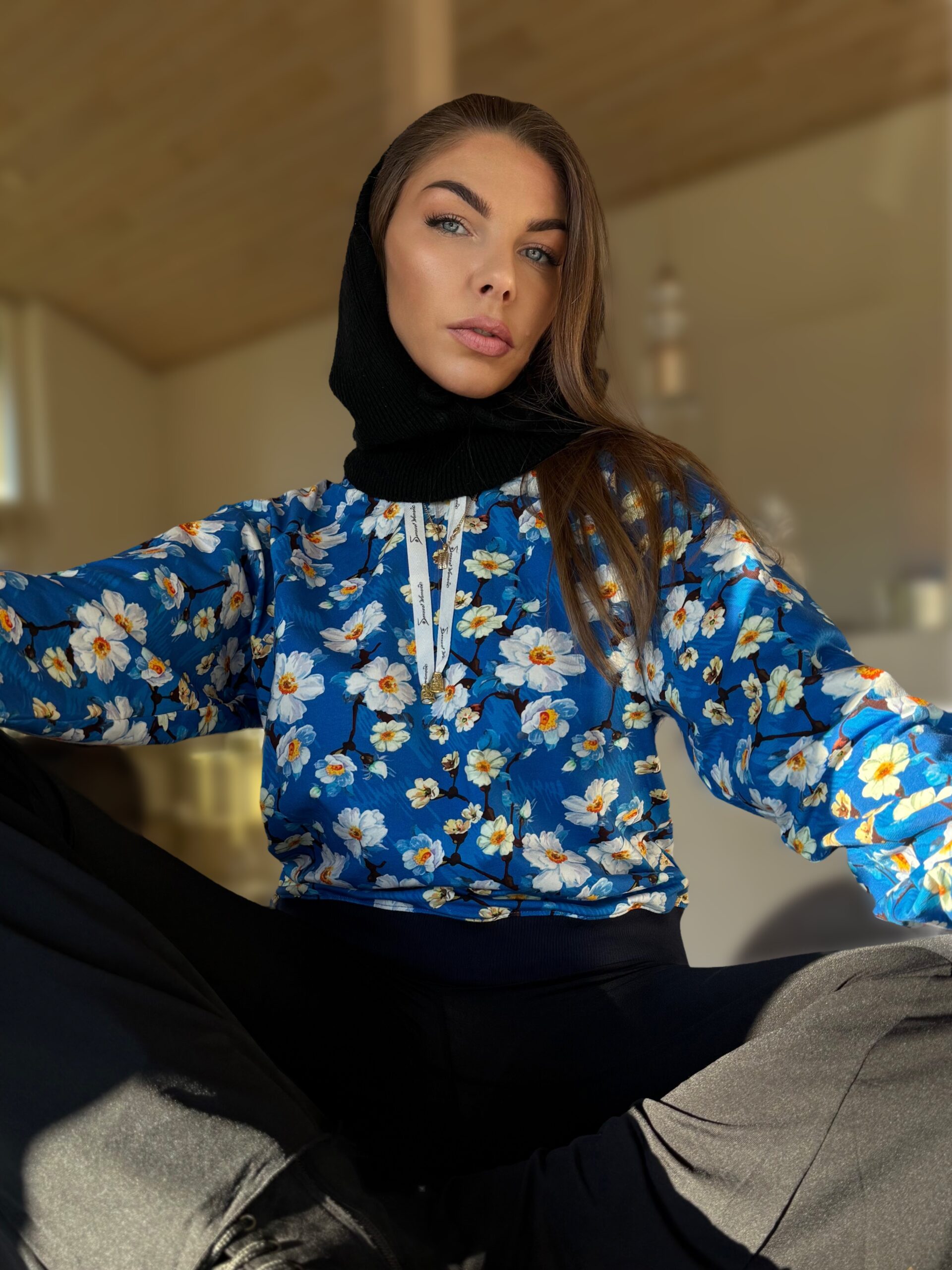 Bluza bawełniana UME Bloom niebieska w kwiaty śliwy japońskiej – stylizacja z czarnymi spodniami, Sensual Woman Denmark