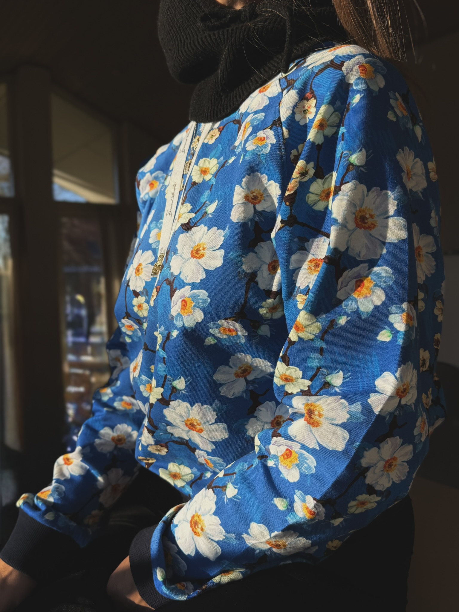 Bluza UME Bloom z kapturem w kwiaty śliwy, kobieca stylizacja na niebiesko, marka Sensual Woman Denmark