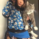 Bluza UME Bloom Sensual Woman, pończochy, niebieska spódniczka – zmysłowa stylizacja, marka z Danii