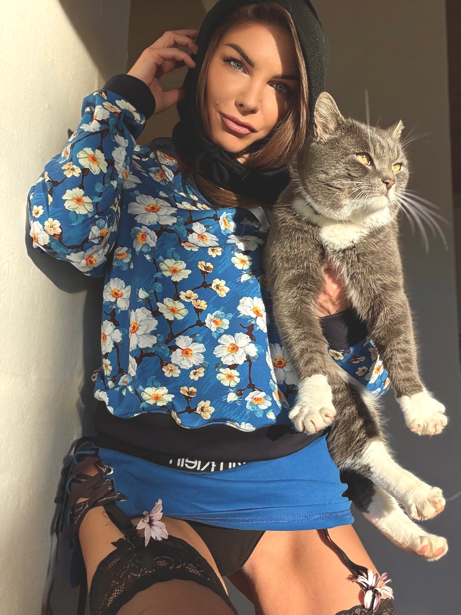 Bluza UME Bloom Sensual Woman, pończochy, niebieska spódniczka – zmysłowa stylizacja, marka z Danii