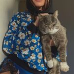 Bluza UME Bloom z kotem, pończochy, kwiatowa stylizacja – sesja Sensual Woman Denmark