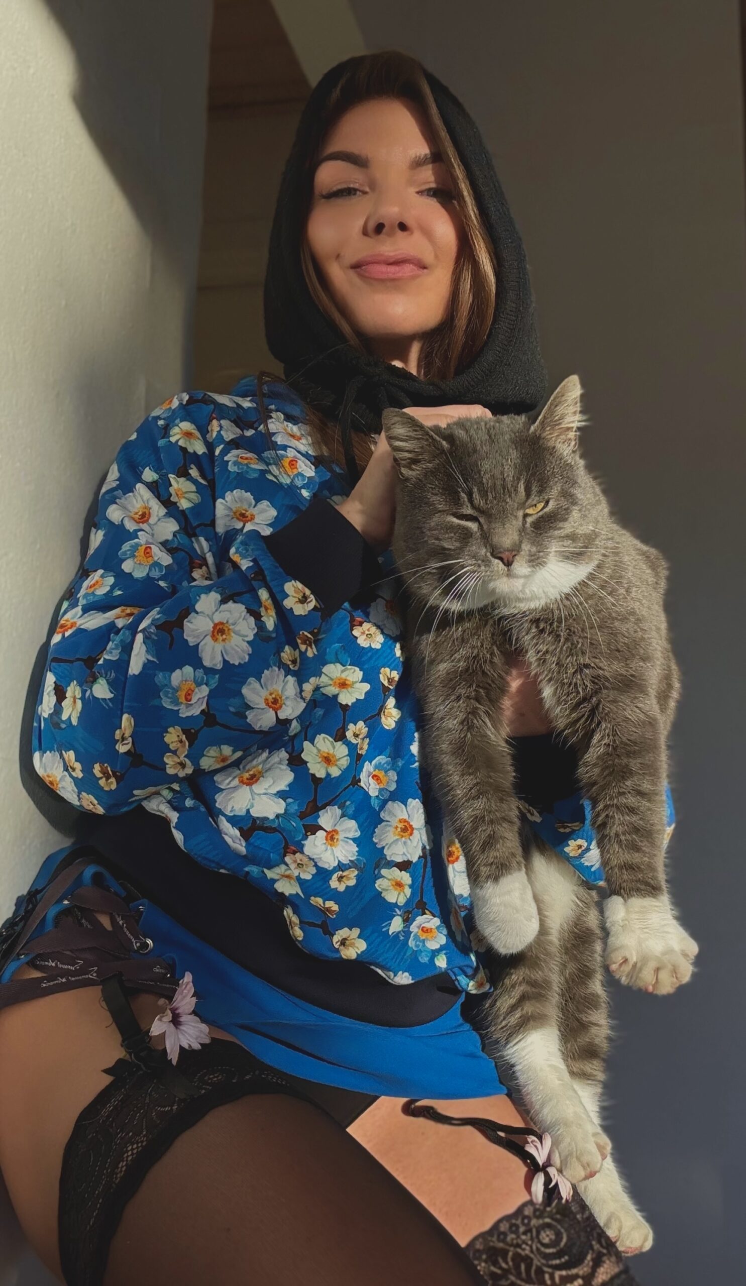 Bluza UME Bloom z kotem, pończochy, kwiatowa stylizacja – sesja Sensual Woman Denmark