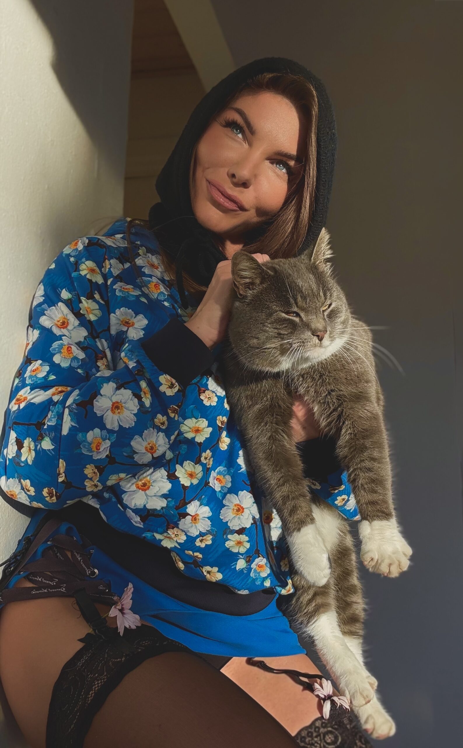 Kobieta w bluzie UME Bloom Sensual Woman, niebieska bluza w kwiaty, kot – modna sesja zdjęciowa Denmark