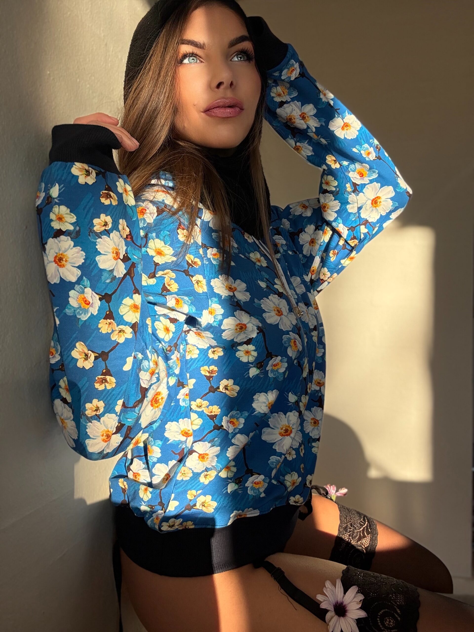 Niebieska bluza UME Bloom w kwiaty, czarny komin, spódniczka, pończochy – stylizacja Sensual Woman Denmark