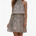 Produktowy packshot wężowej sukienki z wiskozy na białym tle.