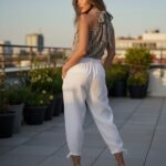 Tył koszuli damskiej ze stójką wiązanej na karku, wzór skóry węża