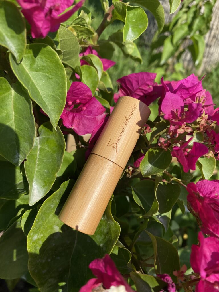 Luksusowa szminka kokosowo-waniliowa Sensual Woman w bambusie z różowym kwiatem