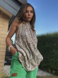 Zbliżenie na metkę Sensual Woman na  wężowej koszuli 