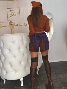 Dopasowany golf damski w kolorze cynamonowym – widok od tyłu z dopasowaną chustą na głowę Sensual Woman.