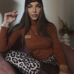 Dopasowany golf damski z długim rękawem i stójką w ciepłym cynamonowym odcieniu zestawiony ze spodniami w panterkę Sensual Woman