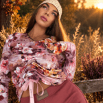 Bambusowa bluzka w kwiatowy wzór z regulowanym marszczeniem z przodu – Sensual Woman