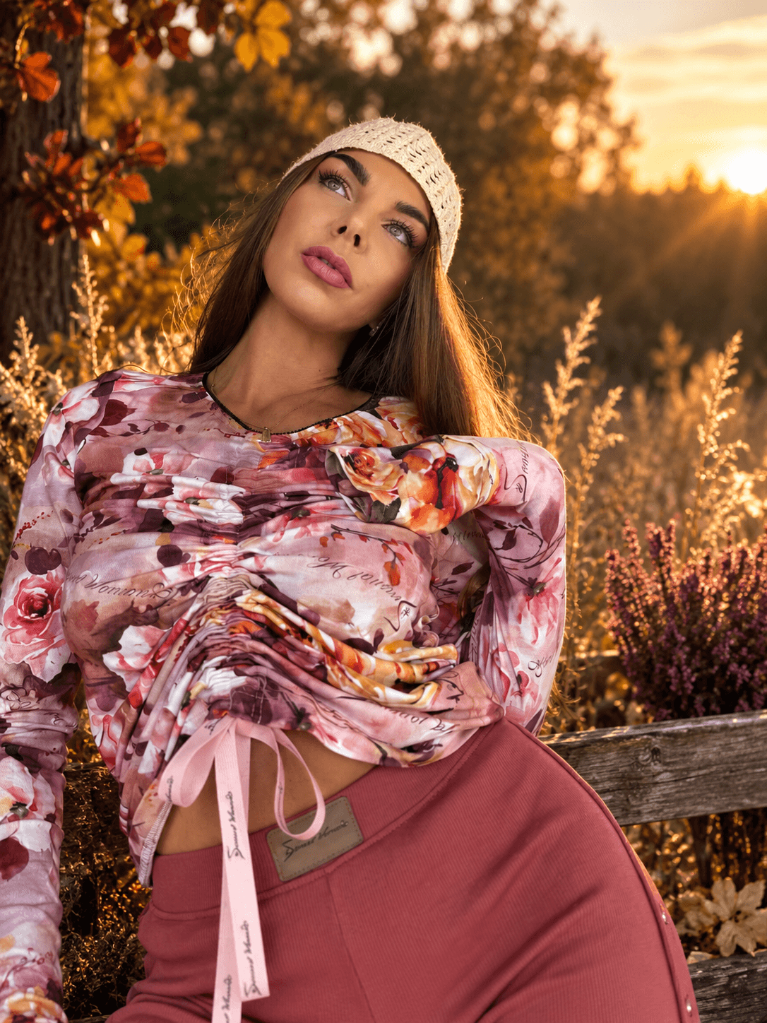 Bambusowa bluzka w kwiatowy wzór z regulowanym marszczeniem z przodu – Sensual Woman