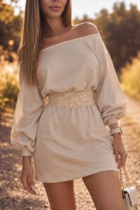 Beżowa tunika damska z koronkowym paskiem Sensual Woman